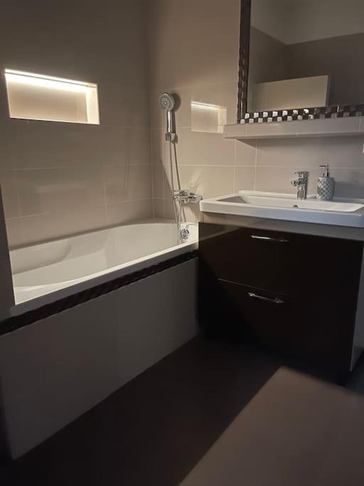 Priestranny 3 Izb. Apartman V Centre S Parkovanim. Банська Бистриця Екстер'єр фото