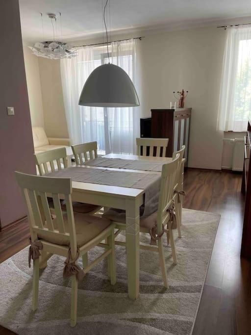Priestranny 3 Izb. Apartman V Centre S Parkovanim. Банська Бистриця Екстер'єр фото